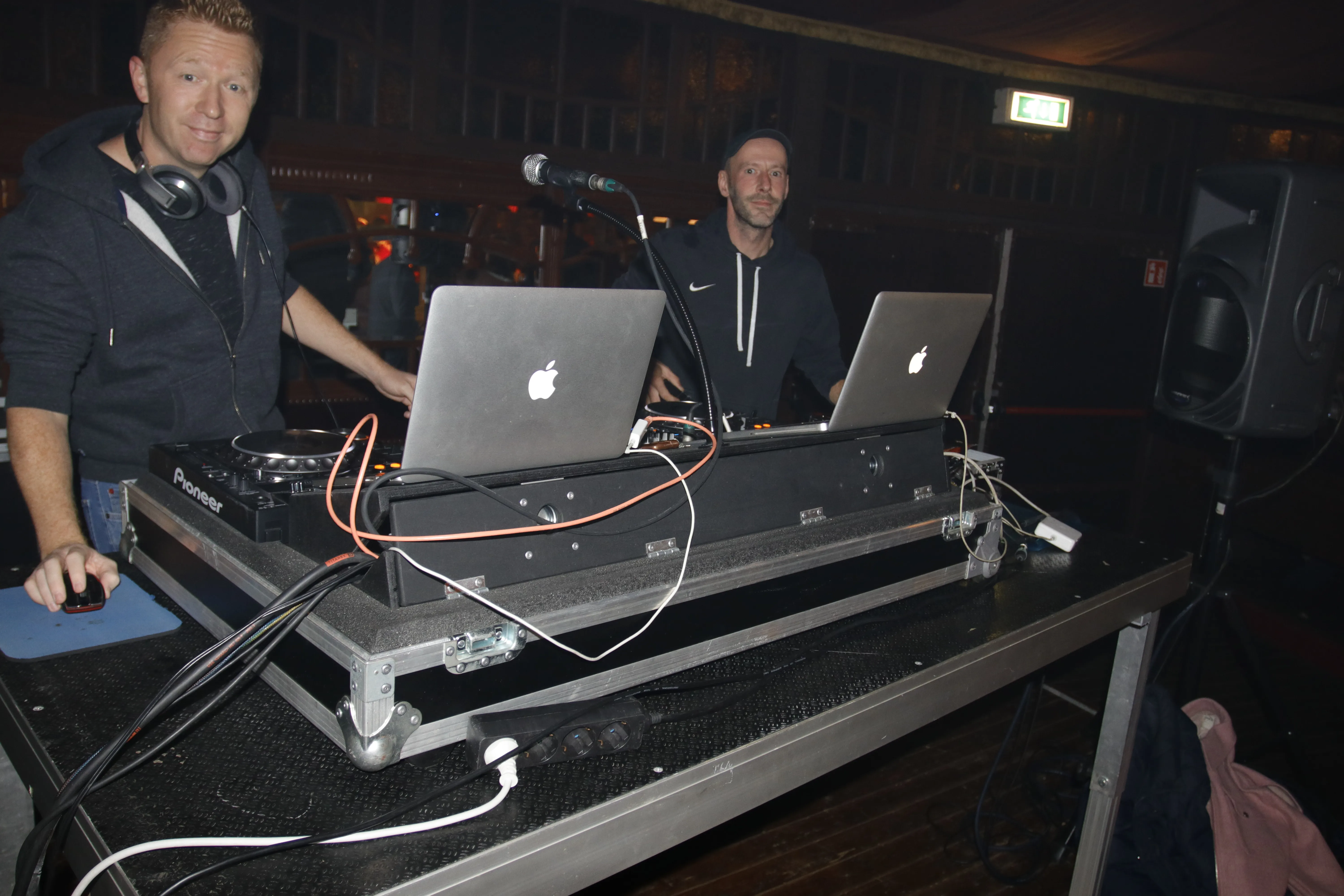 de DJ's muziek aan het draaien